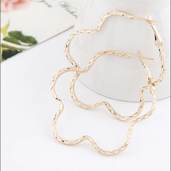 poshwithbon Jewelry - Flower Geometric Gold Twisted Hoop Earrings